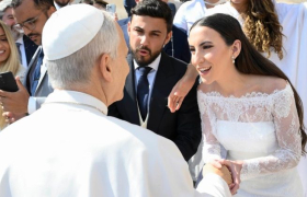 Papa Leon con pareja recién casada